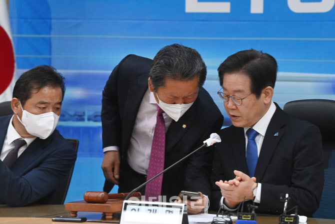 '휴대전화 바라보며 대화하는 이재명-정청래'                                                                                                                                              