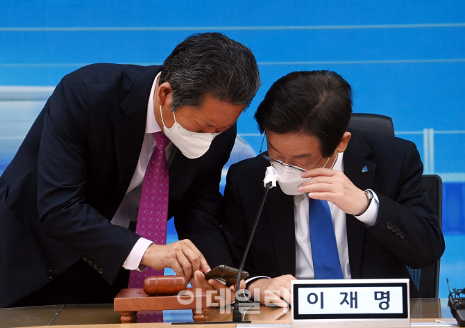 이재명-정청래, '휴대전화 바라보며 대화'                                                                                                                                                 