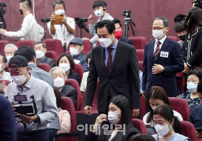  노인의날 기념식 참석하는 오세훈 시장                                                                                                                                                             