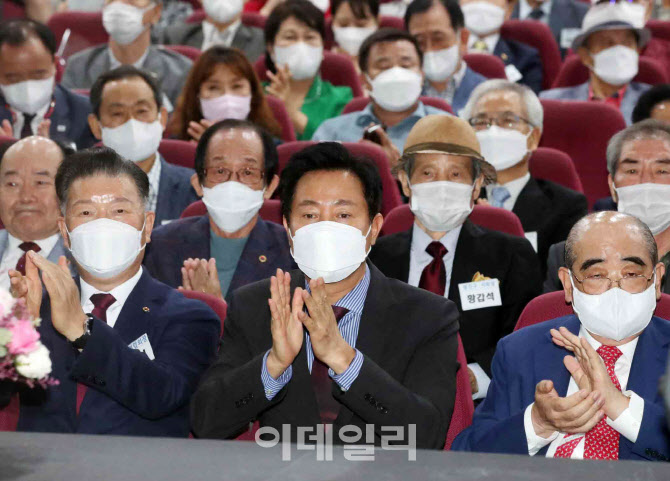  서울시 노인의날 행사 참석한 오세훈                                                                                                                                                               