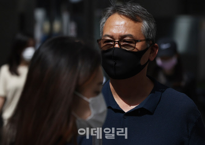 착용 의무 해제, 여전히 마스크 쓰는 시민들                                                                                                                                                         