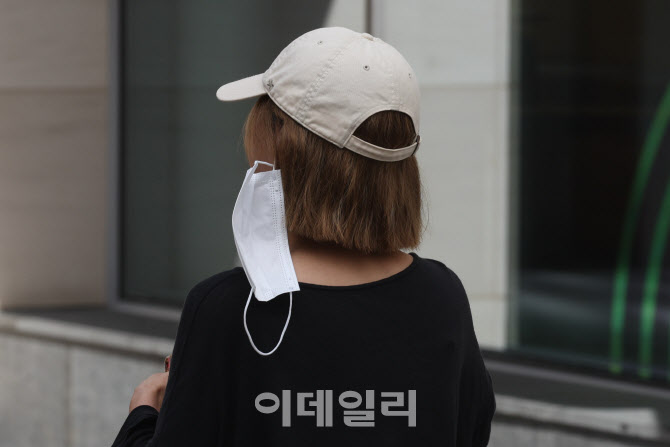 야외에선 마스크 착용 의무 해제                                                                                                                                                                    