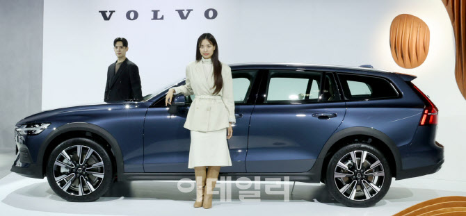 볼보자동차 V60 크로스컨트리의 옆태                                                                                                                                                                