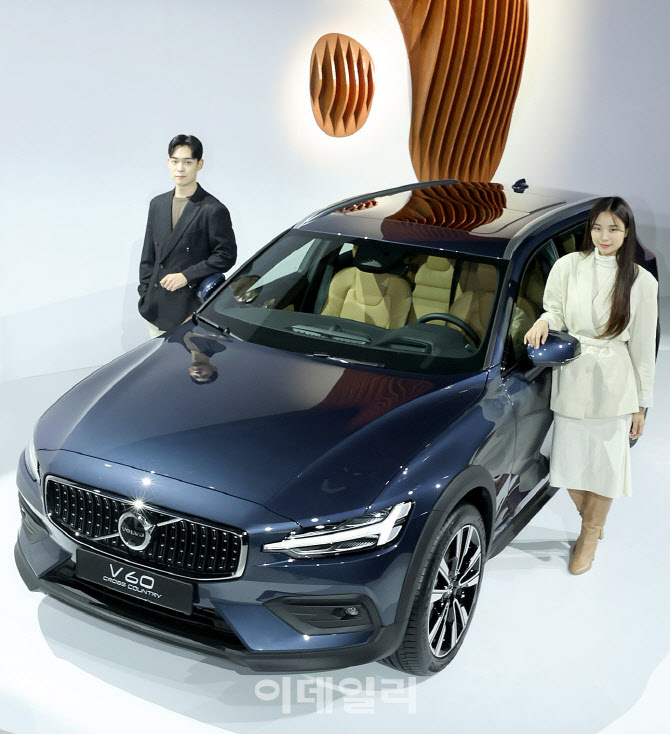 볼보 5도어 올로드 크로스오버 V60 크로스컨트리 한국 상륙                                                                                                                                           