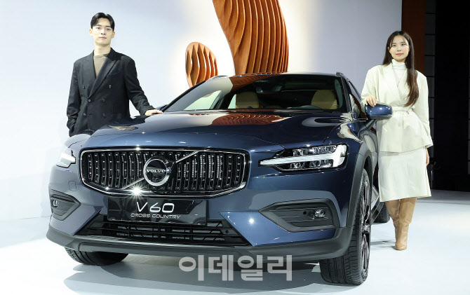 볼보 5도어 올로드 크로스오버 V60 크로스컨트리                                                                                                                                                     