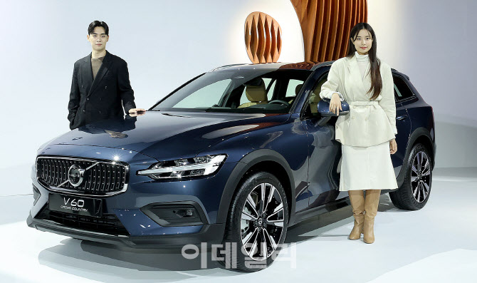 안정적인 접지력을 지원하는 V60 크로스컨트리                                                                                                                                                       