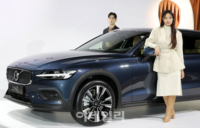 실용성을 갖춘 볼보 V60 크로스컨트리                                                                                                                                                               