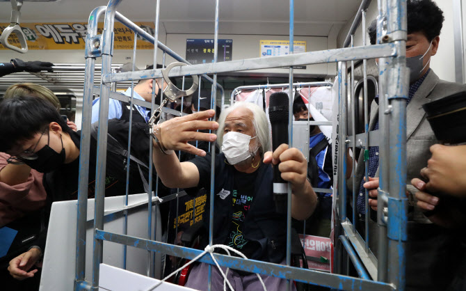  출근길 지하철 탑니다                                                                                                                                                                             