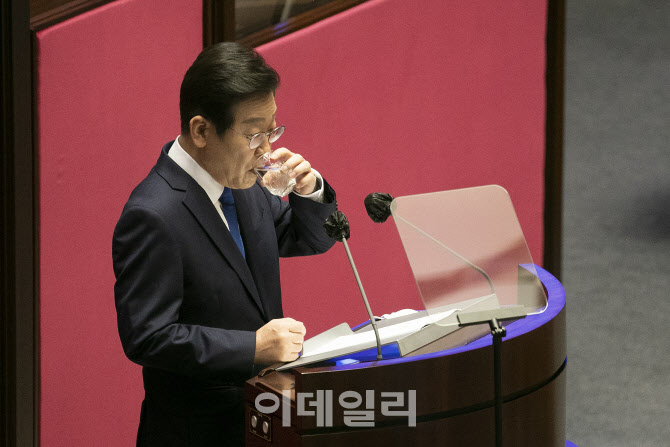 '교섭단체 대표연설 준비하는 이재명'                                                                                                                                                     