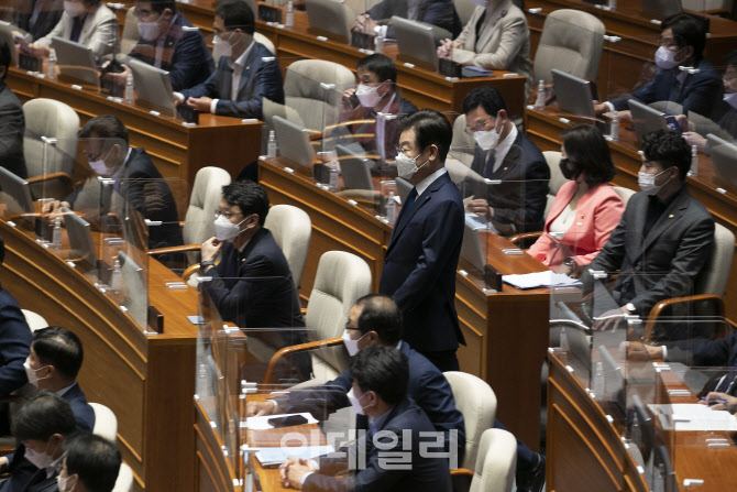 교섭단체 대표연설, '발언대 향하는 이재명'                                                                                                                                               