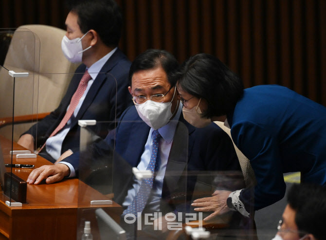 '본회의 참석한 주호영'                                                                                                                                                                  