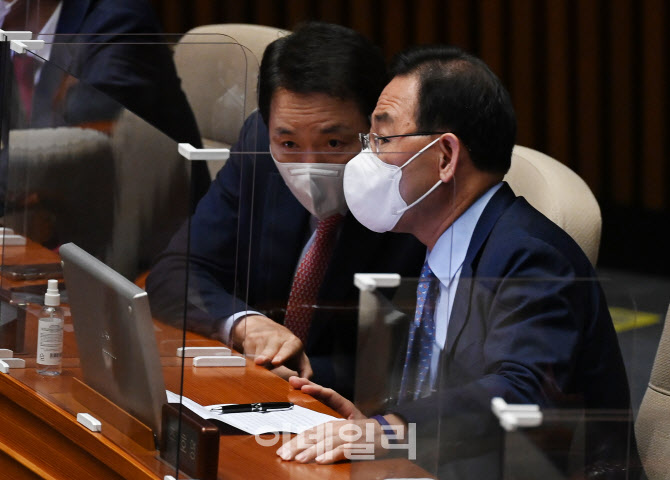 국회 본회의, '대화하는 주호영-성일종'                                                                                                                                                   