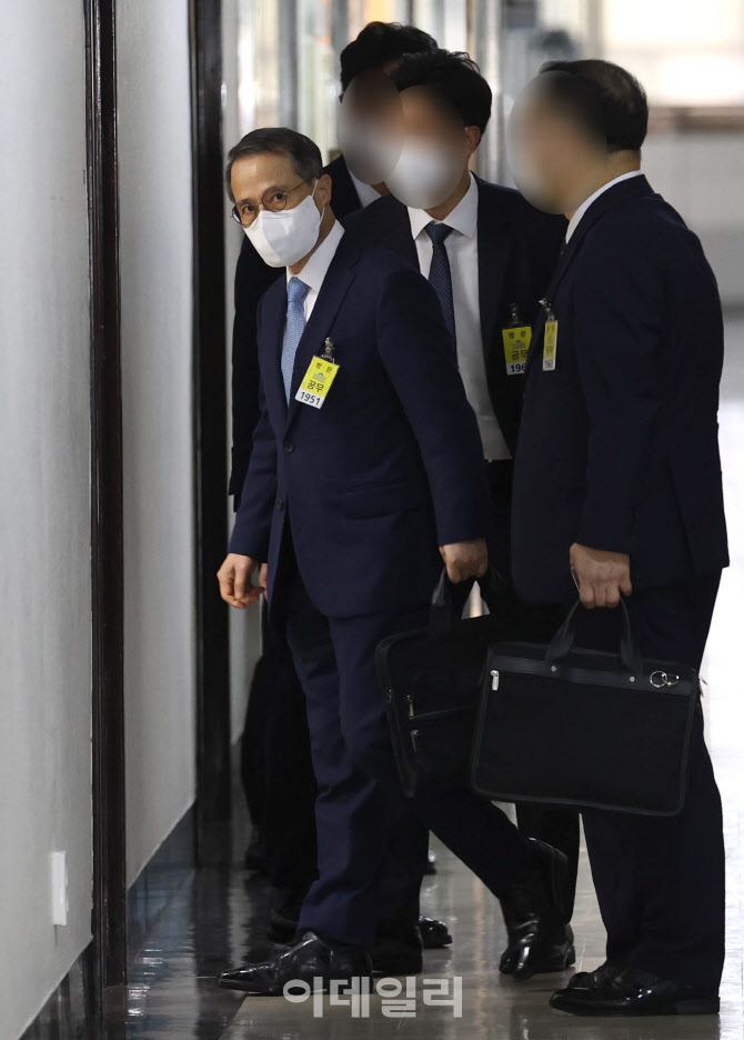 '정보위 전체회의 참석하는 김규현'                                                                                                                                                       