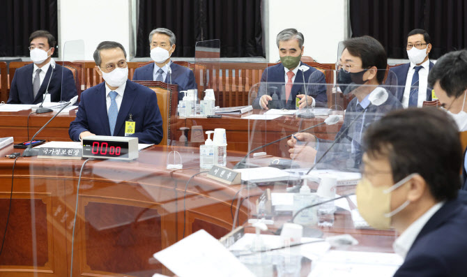 정보위 전체회의, '발언듣는 김규현'                                                                                                                                                      