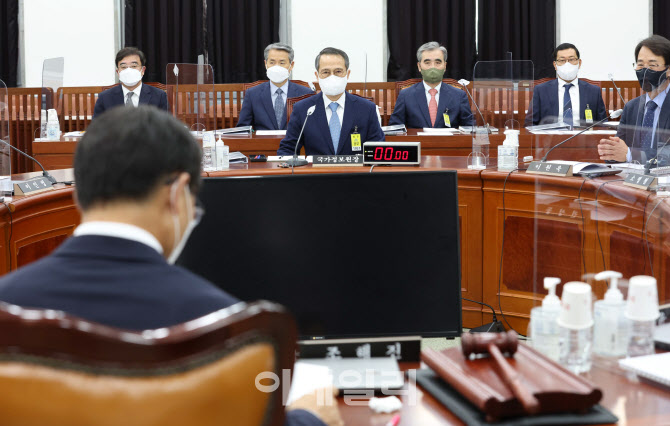 '발언듣는 김규현'                                                                                                                                                                       