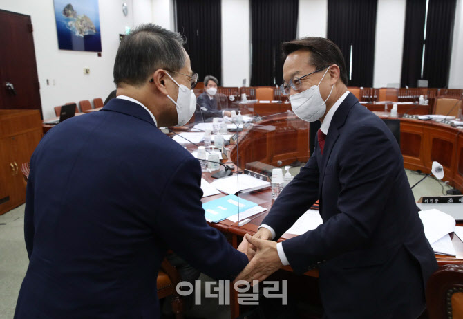 정보위 전체회의, '악수하는 조해진-김규현'                                                                                                                                               