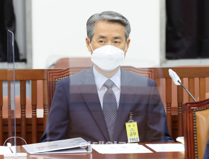 '정보위 전체회의 출석한 권춘택'                                                                                                                                                         