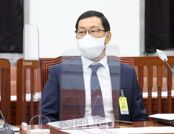 '정보위 전체회의 출석한 백종욱'                                                                                                                                                         