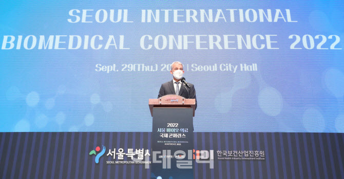 인사말하는 베아트 얀스 바젤슈타트 주지사                                                                                                                                                          