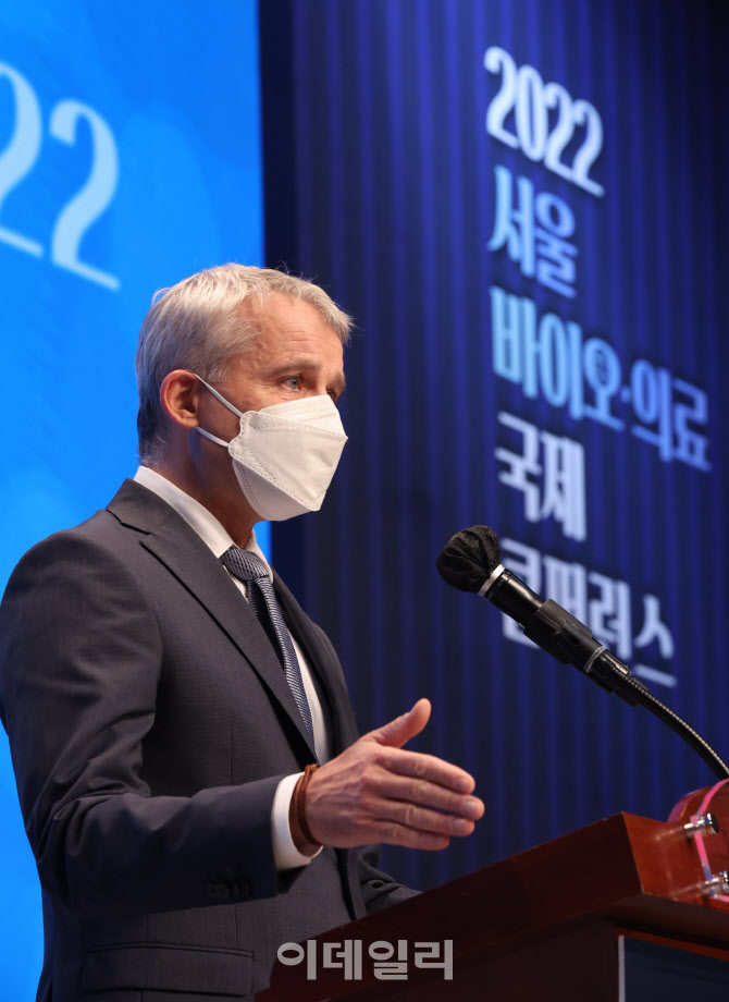 발언하는 베아트 얀스 바젤슈타트 주지사                                                                                                                                                            