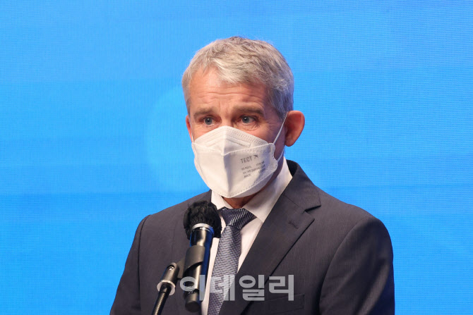 발언하는 베아트 얀스 바젤슈타트 주지사                                                                                                                                                            