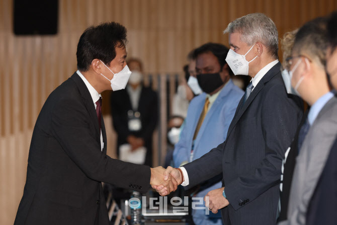 악수하는 오세훈 서울시장-베아트 얀스 바젤슈타트 주지사                                                                                                                                            