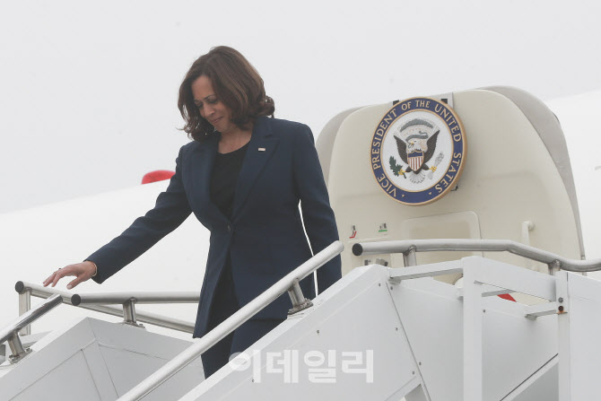 카멀라 해리스 부통령 오산 공군기지에 도착                                                                                                                                                         
