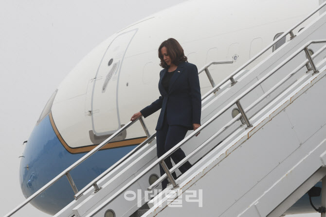 카멀라 해리스 미국 부통령 오산 공군기지에 도착                                                                                                                                                    