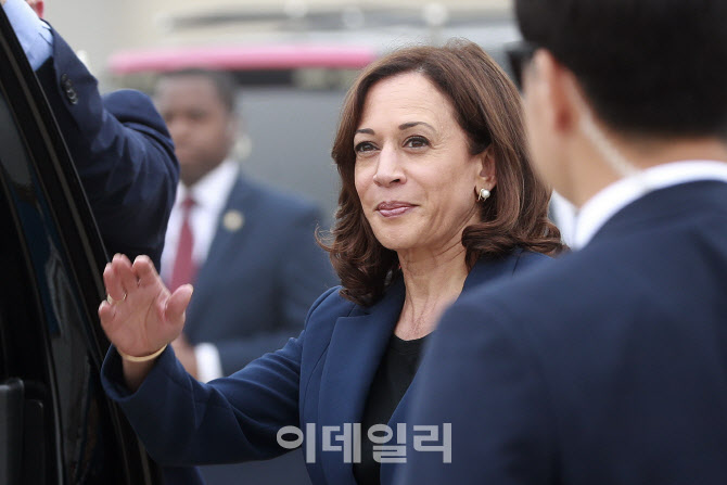 카멀라 해리스 미국 부통령 오산 공군기지 도착                                                                                                                                                      