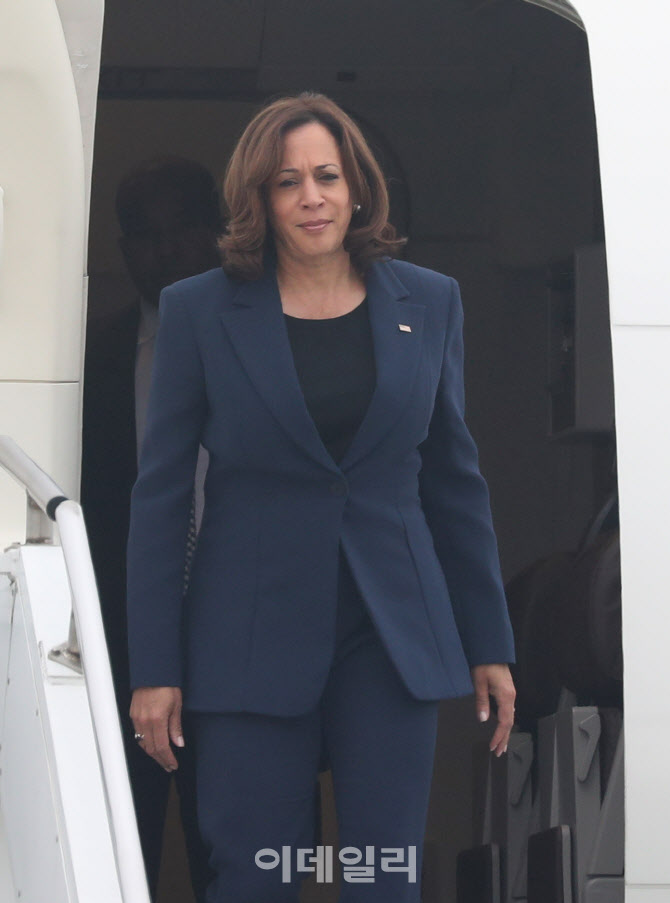 전용기에서 내리는 카멀라 해리스 미국 부통령                                                                                                                                                       