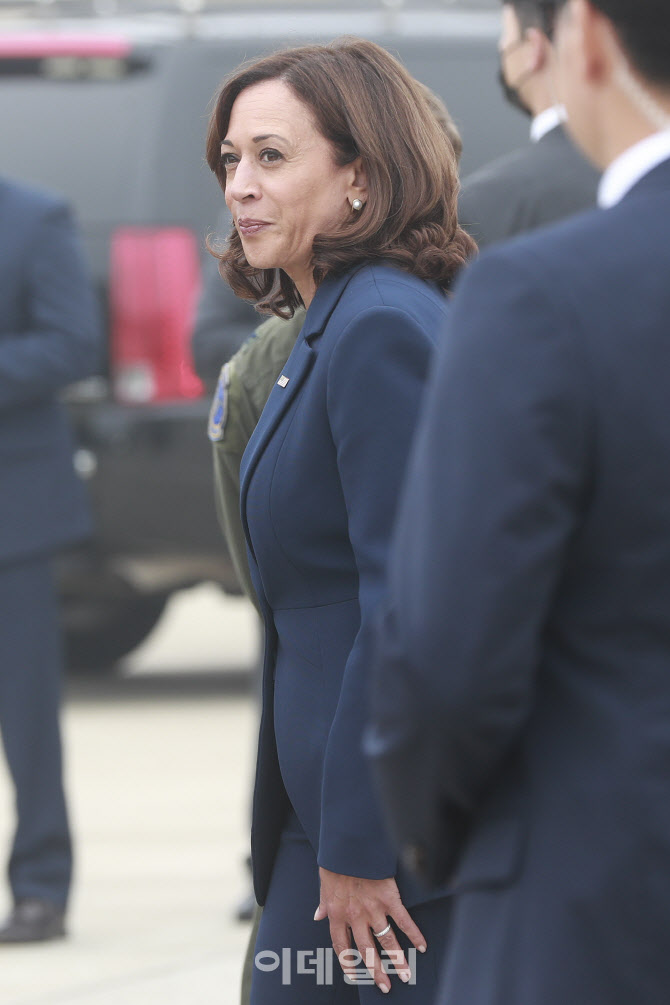 오산 공군기지 도착한 카멀라 해리스 미국 부통령                                                                                                                                                    