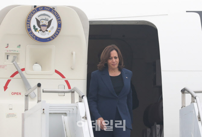 전용기에서 내리는 카멀라 해리스 미국 부통령                                                                                                                                                       