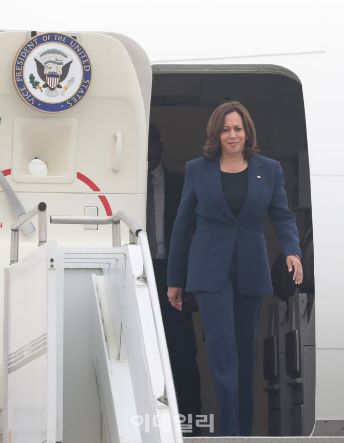 미국 전용기에서 내리는 카멀라 해리스 부통령                                                                                                                                                       