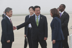 [포토]조현동 외교부 차관과 인사하는 카멀라 해리스 부통령                                                                                                                                                