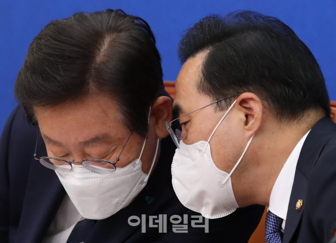 '귀엣말 나누는 이재명-박홍근'                                                                                                                                                           