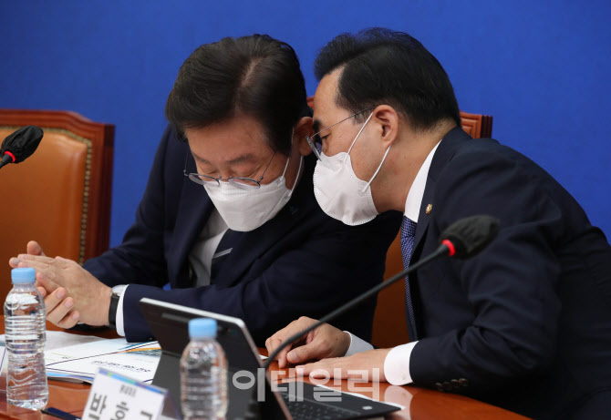 대구 경북 예산정책협의회, '귀엣말 나누는 이재명-박홍근'                                                                                                                                 