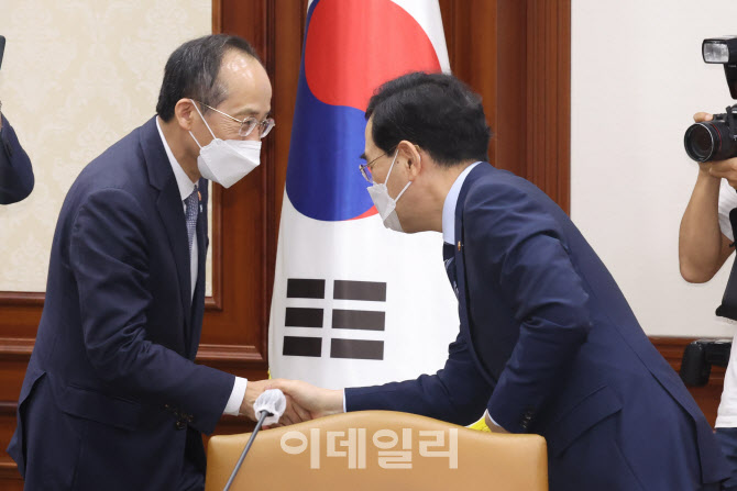 인사 나누는 추경호 부총리-이창양 장관                                                                                                                                                             