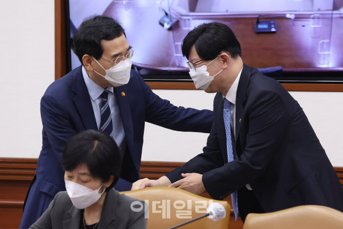 인사 나누는 이창양 장관-김소영 부위원장                                                                                                                                                           