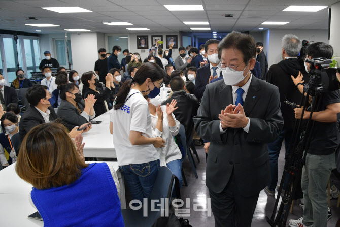 당원들과 인사 나누는 이재명 대표                                                                                                                                                                  