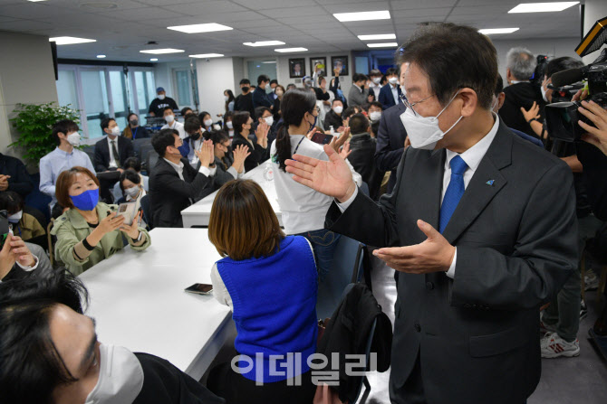 당원들과 인사 나누는 이재명 더불어민주당 대표                                                                                                                                                     