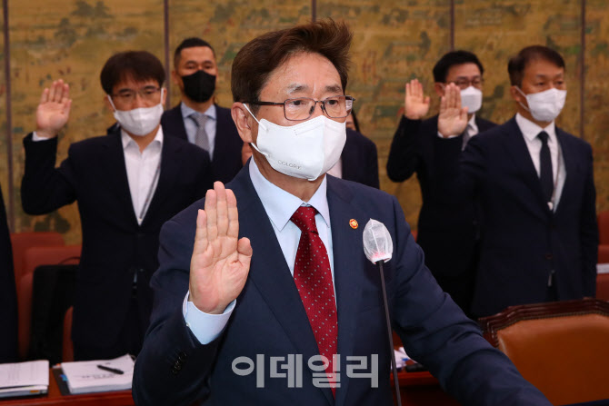 증인선서하는 박보균 문화체육관광부 장관                                                                                                                                                           