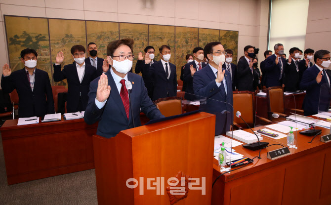 증인선서하는 박보균 문체부 장관                                                                                                                                                                   