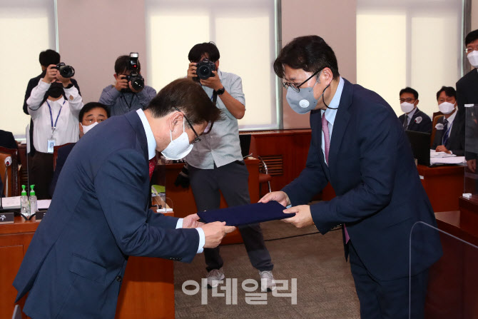 증인선서문 전달하는 박보균 문체부 장관                                                                                                                                                            