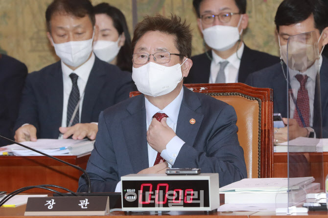 넥타이 고쳐메는 박보균 문화체육관광부 장관                                                                                                                                                        