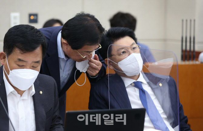 행안위 국감에서 이야기 나누는 이만희-장제원                                                                                                                                                       