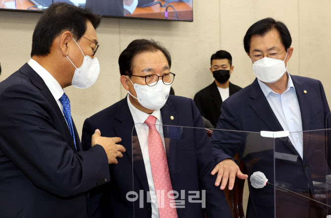 의견 조율하는 이채익 위원장과 여-야 간사                                                                                                                                                          