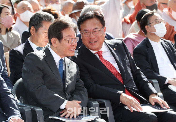 이야기 나누는 정진석-이재명                                                                                                                                                                       