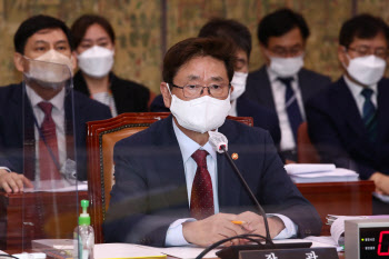 '윤석열차' 논란 국회로…野 "블랙리스트 연상" 맹공격