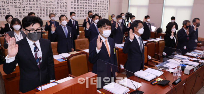 증인선서하는 한동훈 법무부 장관과 피감기관장들                                                                                                                                                    