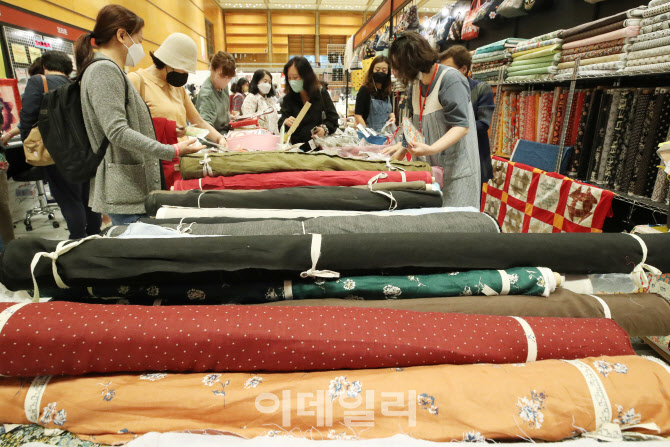 원단을 꼼꼼하게 보는 관람객들                                                                                                                                                                     